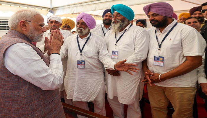 PM ਮੋਦੀ ਨੇ ਗੁਰਦਾਸਪੁਰ ‘ਚ ਹੜ੍ਹ ਪੀੜਤਾਂ ਨਾਲ ਕੀਤੀ ਮੁਲਾਕਾਤ, ਪੰਜਾਬ ਨੂੰ 1600 ਕਰੋੜ ਰੁਪਏ ਦੀ ਦਿੱਤੀ ਵਿੱਤੀ ਸਹਾਇਤਾ