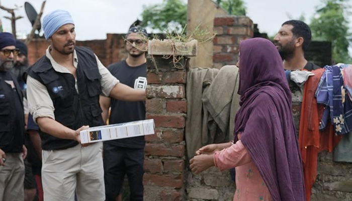 ਹੜ੍ਹ ਪੀੜਤਾਂ ਦੀ ਮਦਦ ਲਈ ਅੱਗੇ ਆਏ ਅਦਾਕਾਰ Randeep Hooda, ਲੋਕਾਂ ਦੀ ਸੇਵਾ ਕਰਨ ਪਹੁੰਚੇ ਗੁਰਦਾਸਪੁਰ