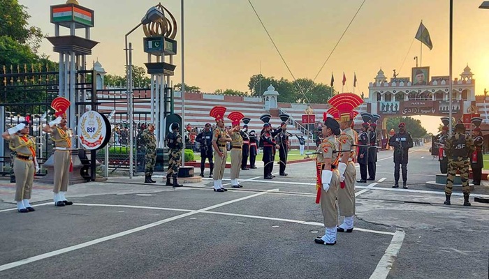 Beating retreat ceremony at Attari-Wagah CP