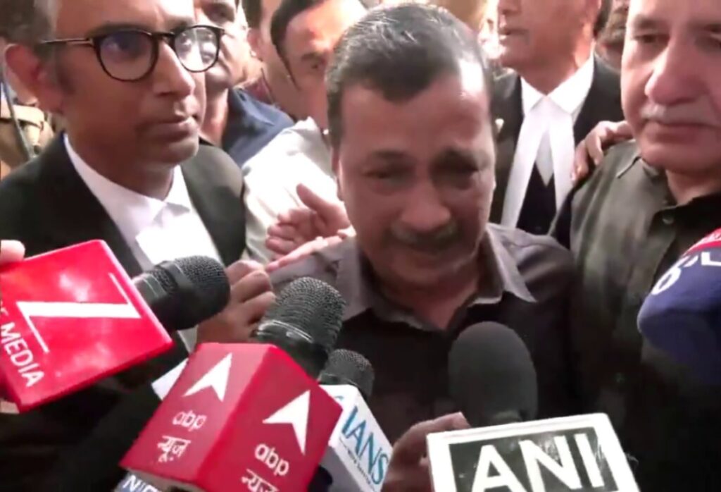 ਸ਼ਰਾਬ ਘੁਟਾਲੇ ਮਾਮਲੇ ‘ਚ ਬਰੀ ਹੋਏ ਅਰਵਿੰਦ ਕੇਜਰੀਵਾਲ, ਕੋਰਟ ਦੇ ਬਾਹਰ ਰੋਂਦੇ ਹੋਏ ਕਿਹਾ-‘ਸੱਚ ਦੀ ਜਿੱਤ ਹੋਈ’