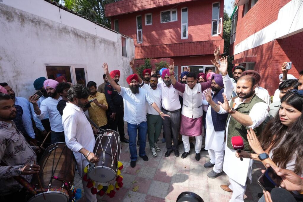 ਆਪ ਪੰਜਾਬ ਨੇ ਅਰਵਿੰਦ ਕੇਜਰੀਵਾਲ ਅਤੇ ਆਪ ਆਗੂਆਂ ਦੇ ਹੱਕ ਵਿੱਚ ਅਦਾਲਤ ਦੇ ਫੈਸਲੇ ਦਾ ਚੰਡੀਗੜ੍ਹ ਵਿੱਚ ਮਨਾਇਆ ਜਸ਼ਨ