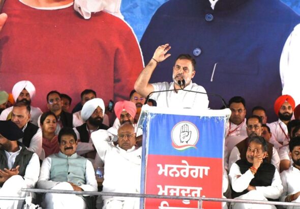 ਬਰਨਾਲਾ ‘ਚ ਰਾਹੁਲ ਗਾਂਧੀ ਦੀ ਰੈਲੀ: ਸਟੇਜ ਤੋਂ ਆਗੂਆਂ ਨੂੰ ਦਿੱਤੀ ਚਿਤਾਵਨੀ, ਕਿਹਾ- “ਟੀਮ ਪਲੇਅਰ ਬਣੋ ਨਹੀਂ ਤਾਂ….”