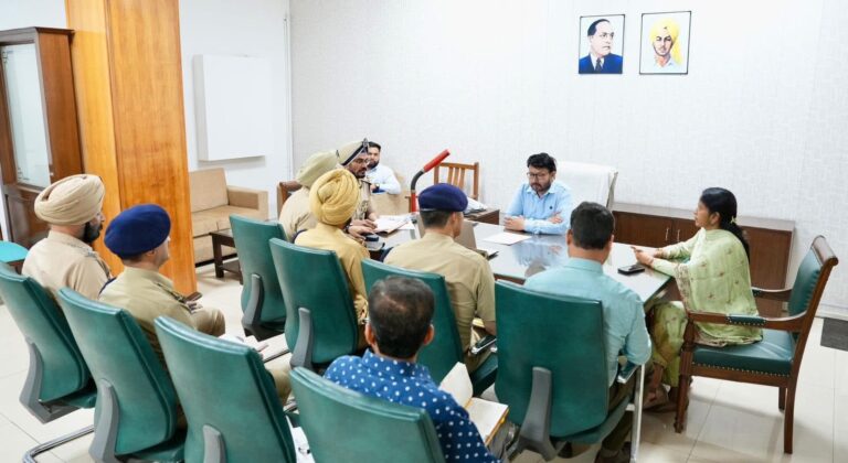 ਡਾ. ਰਵਜੋਤ ਨੇ ਜੇਲ੍ਹ ਮੰਤਰੀ ਦਾ ਅਹੁਦਾ ਸੰਭਾਲਿਆ, ਜੇਲ੍ਹ ਵਿਭਾਗ ਦੇ ਸੀਨੀਅਰ ਅਧਿਕਾਰੀਆਂ ਨਾਲ ਕੀਤੀ ਪਲੇਠੀ ਮੀਟਿੰਗ