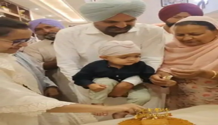 2 ਸਾਲ ਦਾ ਹੋਇਆ ਨਿੱਕਾ ਸਿੱਧੂ, ਆਪਣੇ ਜਨਮਦਿਨ ‘ਤੇ ਕੱਟਿਆ ਕੇਕ; ਮੂਸੇਵਾਲਾ ਦੇ ਫੈਨਜ਼ ਨੇ ਹਵੇਲੀ ‘ਤੇ ਮਨਾਇਆ ਜਸ਼ਨ