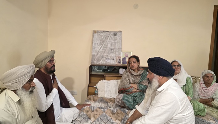 DM ਗਗਨਦੀਪ ਰੰਧਾਵਾ ਦੇ ਘਰ ਪਹੁੰਚੇ ਵਿਧਾਇਕ ਕੁਲਦੀਪ ਧਾਲੀਵਾਲ, ਪੀੜਤ ਪਰਿਵਾਰ ਨਾਲ ਪ੍ਰਗਟਾਇਆ ਡੂੰਘਾ ਦੁੱਖ