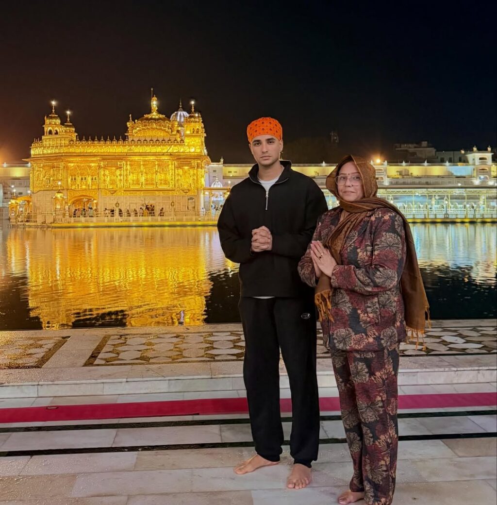ਅੰਮ੍ਰਿਤਸਰ ਪਹੁੰਚੇ ਕ੍ਰਿਕਟਰ ਅਭਿਸ਼ੇਕ ਸ਼ਰਮਾ, ਸ੍ਰੀ ਦਰਬਾਰ ਸਾਹਿਬ ਵਿਖੇ ਟੇਕਿਆ ਮੱਥਾ; ਆਪਣੀ ਮਾਂ ਨਾਲ ਧਾਰਮਿਕ ਸਥਾਨਾਂ ਦਾ ਕੀਤਾ ਦੌਰਾ