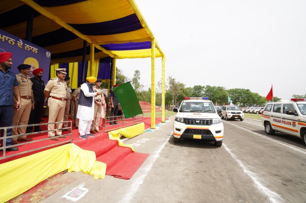 CM ਭਗਵੰਤ ਮਾਨ ਨੇ 508 ਐਮਰਜੈਂਸੀ ਰਿਸਪਾਂਸ ਵਾਹਨਾਂ ਨੂੰ ਦਿਖਾਈ ਹਰੀ ਝੰਡੀ, ਸਾਰੇ ਪੁਲਿਸ ਜ਼ਿਲ੍ਹਿਆਂ ‘ਚ ਹੋਵੇਗੀ ਤਾਇਨਾਤੀ