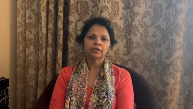 ਪੰਜਾਬ ਦੀ ਪ੍ਰਿੰਸੀਪਲ ਦੁਬਈ ‘ਚ ਫਸੀ: ਭਾਰਤ ਸਰਕਾਰ ਤੋਂ ਮੰਗੀ ਮਦਦ, 20 ਕਿਲੋਮੀਟਰ ਪੈਦਲ ਚੱਲੀ; Video ਜਾਰੀ ਕਰਕੇ ਦੱਸਿਆ ਹਾਲ