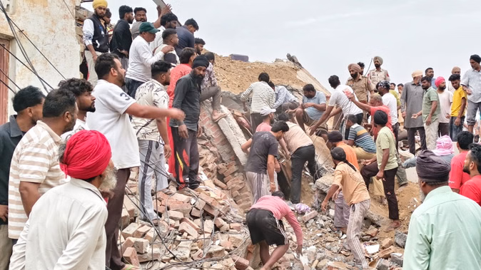 ਪੰਜਾਬ ‘ਚ ਤਾਸ਼ ਦੇ ਪੱਤਿਆਂ ਵਾਂਗ ਡਿੱਗਿਆ ਘਰ, ਤਿੰਨ ਲੋਕਾਂ ਦੀ ਮੌਤ, ਮਦਦ ਲਈ ਗੁਰਦੁਆਰੇ ‘ਚ ਅਨਾਊਂਸਮੈਂਟ