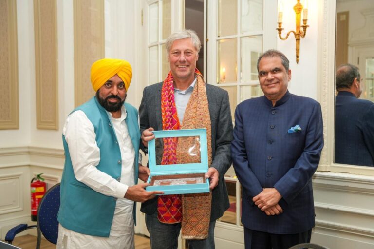 CM ਭਗਵੰਤ ਮਾਨ ਨੇ ਹਾਲੈਂਡ ਦੇ ਮਹਾਨ ਹਾਕੀ ਖਿਡਾਰੀ ਫਲੋਰਿਸ ਜਾਨ ਬੋਵਲੈਂਡਰ ਨਾਲ ਕੀਤੀ ਮੁਲਾਕਾਤ, ਪੰਜਾਬ ਦੇ ਅਥਲੀਟਾਂ ਨੂੰ ਸਿਖਲਾਈ ਦੇਣ ਦਾ ਦਿੱਤਾ ਸੱਦਾ