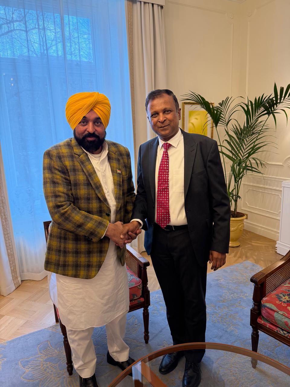 CM ਭਗਵੰਤ ਸਿੰਘ ਮਾਨ ਨੇ ਫਿਨਲੈਂਡ ‘ਚ ਭਾਰਤੀ ਰਾਜਦੂਤ ਹੇਮੰਤ ਐੱਚ. ਕੋਟਲਵਾਰ ਨਾਲ ਕੀਤੀ ਮੁਲਾਕਾਤ