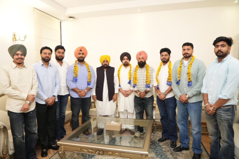 ਮਸ਼ਹੂਰ ਰੁਸਤਮ-ਏ-ਹਿੰਦ ਜਸਕਵਰ ਸਿੰਘ ਪੱਟੀ ਸਾਥੀਆਂ ਸਣੇ ‘ਆਪ’ ’ਚ ਸ਼ਾਮਿਲ, CM ਮਾਨ ਨੇ ਕੀਤਾ ਪਾਰਟੀ ‘ਚ ਸਵਾਗਤ