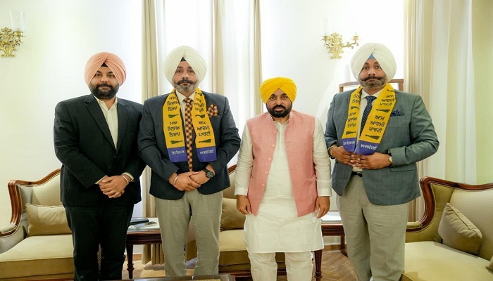 ਵਕੀਲ ਘੁੰਮਣ ਬ੍ਰਦਰਜ਼ AAP ‘ਚ ਹੋਏ ਸ਼ਾਮਿਲ, CM ਮਾਨ ਨੇ ਪਾਰਟੀ ‘ਚ ਕਰਵਾਈ ਸ਼ਮੂਲੀਅਤ