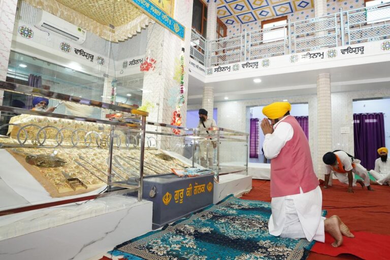 ਜੱਦੀ ਪਿੰਡ ਸਤੌਜ ਪਹੁੰਚੇ CM ਮਾਨ, ਗੁਰੂ ਘਰ ਵਿਖੇ ਮੱਥਾ ਟੇਕਿਆ; ਕਿਹਾ- “ਅਸੀਂ ਜਨਤਾ ਦੇ ਕੰਮਾਂ ਵਾਸਤੇ ਹਮੇਸ਼ਾ ਤਿਆਰ ਹਾਂ”