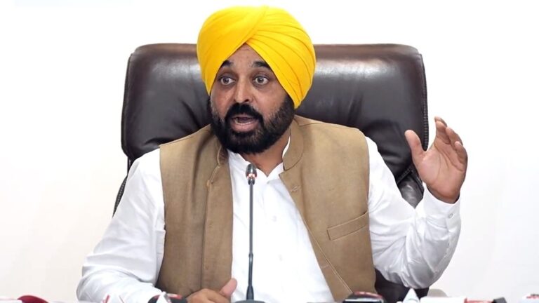 ‘ਅਦਰਕ-ਲਸਣ, ਜੀਰਾ ਮਿਲ ਕੇ ਸੁਆਦ ਤਾਂ ਬਣਾਉਂਦੇ, ਪਰ…, 7 MPs ਦੇ ਪਾਰਟੀ ਛੱਡਣ ‘ਤੇ CM ਮਾਨ ਦਾ ਤੰਜ