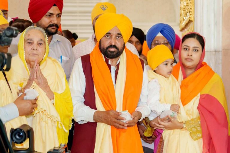 ਬਿਹਾਰ ਪਹੁੰਚੇ CM ਭਗਵੰਤ ਮਾਨ, ਪਰਿਵਾਰ ਸਣੇ ਤਖ਼ਤ ਸ੍ਰੀ ਪਟਨਾ ਸਾਹਿਬ ਵਿਖੇ ਹੋਏ ਨਤਮਸਤਕ