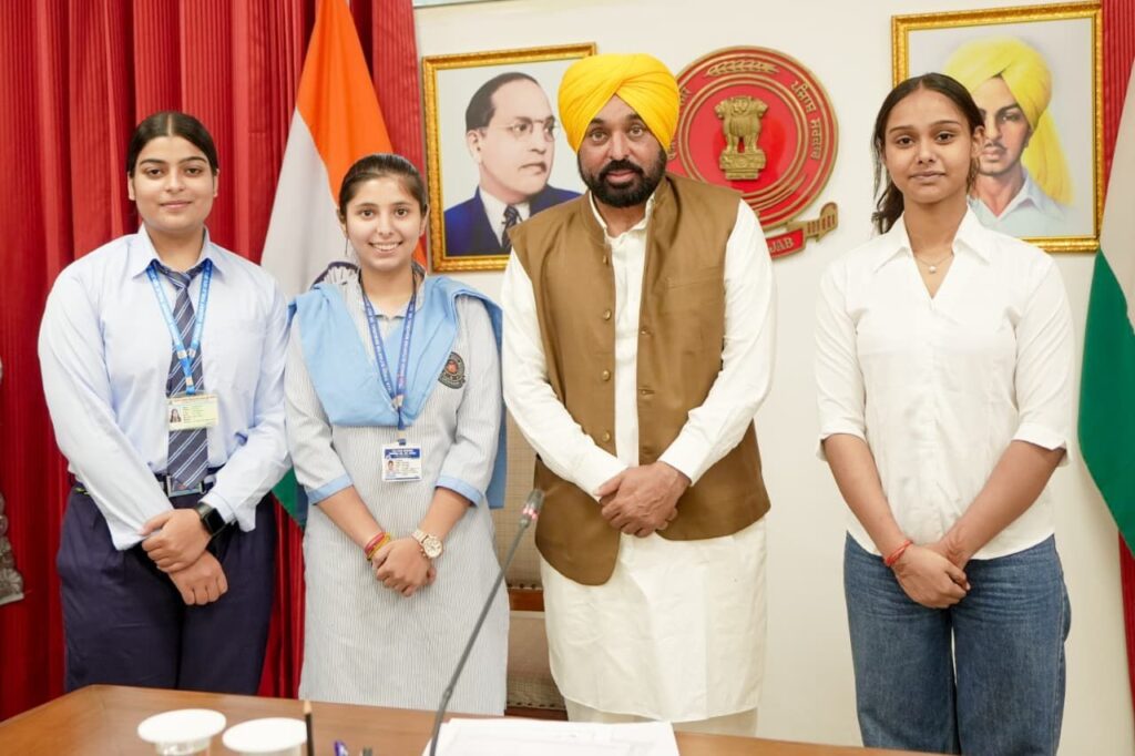 12ਵੀਂ ਜਮਾਤ ‘ਚ ਮੋਹਰੀ ਰਹੀਆਂ ਧੀਆਂ ਨਾਲ CM ਭਗਵੰਤ ਮਾਨ ਨੇ ਕੀਤੀ ਮੁਲਾਕਾਤ ਤੇ ਦਿੱਤੀਆਂ ਸ਼ੁਭਕਾਮਨਾਵਾਂ