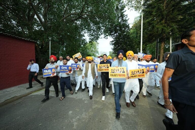 CM ਮਾਨ ਮਾਨ ਵਿਧਾਇਕਾਂ ਨਾਲ ਦਿੱਲੀ ਰਵਾਨਾ, ਰਾਸ਼ਟਰਪਤੀ ਨਾਲ ਕਰਨਗੇ ਮੁਲਾਕਾਤ; ਬਾਗੀ ਹੋਏ ਸਾਂਸਦਾਂ ਦਾ ਚੁੱਕਣਗੇ ਮੁੱਦਾ
