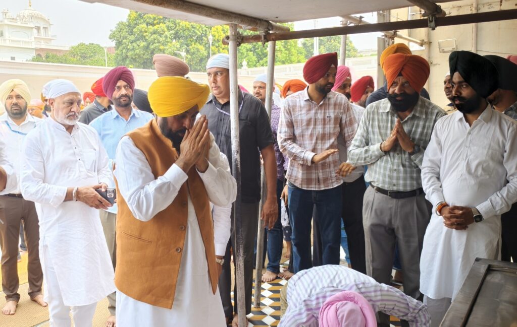 ਸ਼ੁਕਰਾਨਾ ਯਾਤਰਾ ਦੌਰਾਨ CM ਮਾਨ ਨੇ ਸ੍ਰੀ ਹਰਿਮੰਦਰ ਸਾਹਿਬ ਵਿਖੇ ਮੱਥਾ ਟੇਕਿਆ, ਬੇਅਦਬੀ ਵਿਰੋਧੀ ਕਾਨੂੰਨ ਬਣਾਉਣ ਦਾ ਬਲ ਬਖ਼ਸ਼ਣ ਲਈ ਪ੍ਰਮਾਤਮਾ ਦਾ ਕੀਤਾ ਸ਼ੁਕਰਾਨਾ
