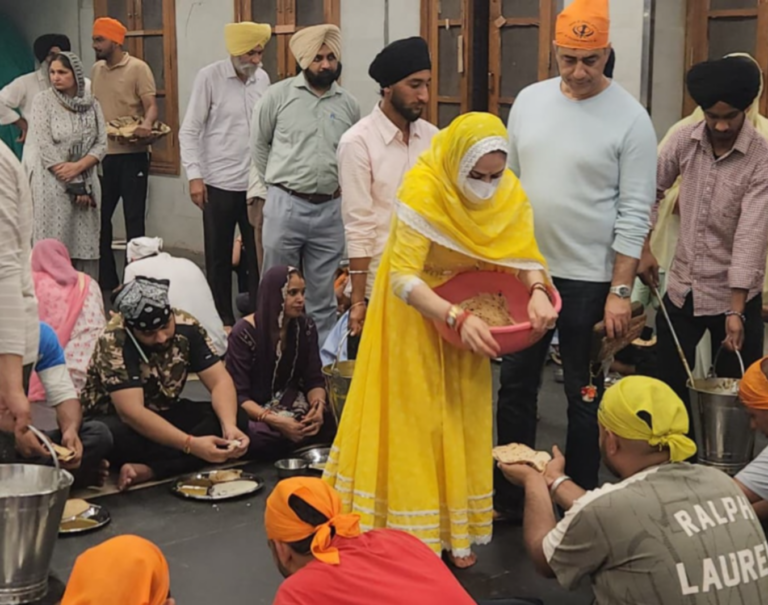 ਪ੍ਰੀਤੀ ਜ਼ਿੰਟਾ ਨੇ ਦਰਬਾਰ ਸਾਹਿਬ ਵਿਖੇ ਝੁਕਾਇਆ ਸਿਰ: ਲੰਗਰ ਹਾਲ ‘ਚ ਕੀਤੀ ਸੇਵਾ, ਪੰਜਾਬ ਕਿੰਗਜ਼ ਦੀ ਜਿੱਤ ਲਈ ਕੀਤੀ ਅਰਦਾਸ