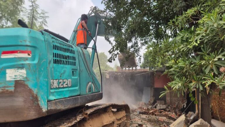 1200-675-27732981-thumbnail-16x9-chandigarh-bulldozer-action-ramdarbar-colony-unauthorized-settlement-removed